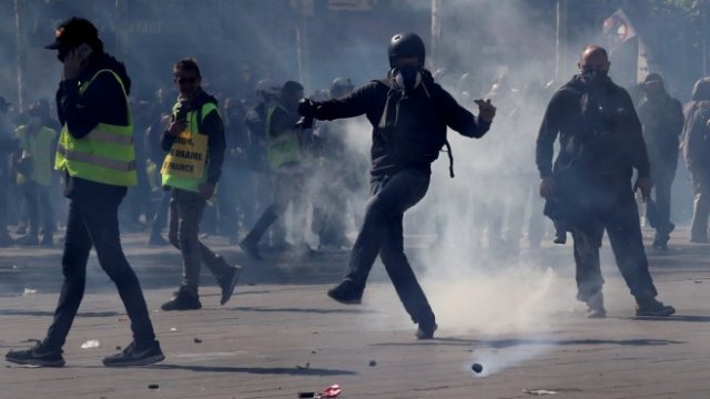 <p>
	Протест на &quot;жълтите жилетки&quot; в Париж от миналата събота.<em> Снимка: Ройтерс</em></p>
