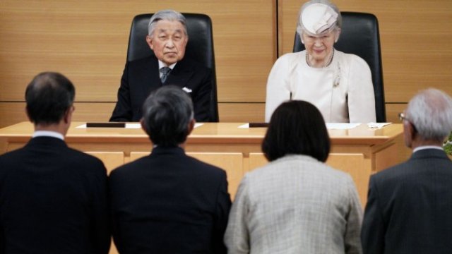 <p>
	<span style="color: rgb(102, 102, 102); font-family: &quot;PT Sans&quot;, sans-serif; font-size: 13px;">Японският&nbsp;император Акихито и императрица Мичико.&nbsp;</span><em style="color: rgb(102, 102, 102); font-family: &quot;PT Sans&quot;, sans-serif; font-size: 13px;">Снимка: Ройтерс</em></p>
