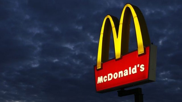 <p>
	McDonald&#39;s вече има опит в прилагането на модела и в други държави от Източна Европа - навлиза директно на пазара и след това прехвърля бизнеса чрез франчайз.<em> Снимка: архив, Ройтерс</em></p>
