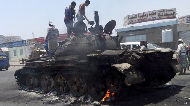 <p>
	Унищожен танк в предградията на Аден. <em>Снимка: Ройтерс</em></p>
