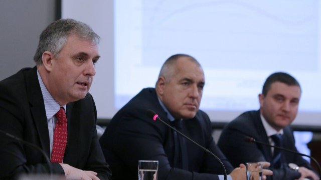 <p>
	Ивайло Калфин представи предложението на социалното министерство за развитие на пенсионната система в присъствието на Бойко Борисов (в средата) и Владислав Горанов (вдясно). <em>Снимка: БТА</em></p>
