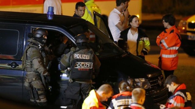 <p>
	Полиция и линейки чакат в близост до търговския център &quot;Олимпия&quot;. <em>Снимка: Ройтерс</em></p>
