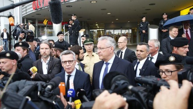 <p>
	Вътрешният министър на Германия Томас де Мезиер дава изявление пред търговския център &quot;Олимпия&quot;. <em>Снимка: Ройтерс</em></p>
