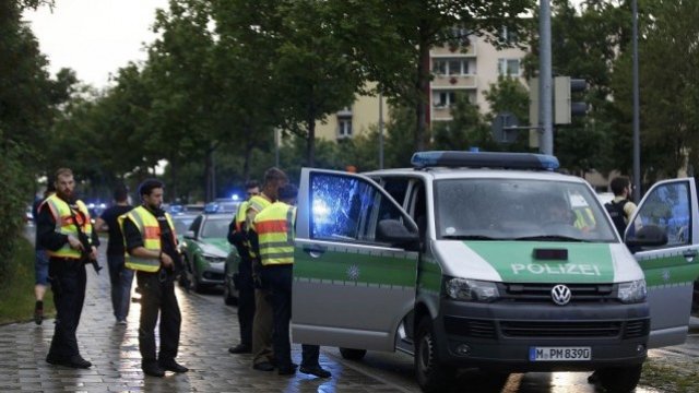 <p>
	Районът около търговския център в район Моозах, отцепен от полицията.&nbsp;<em>Снимка: Ройтерс</em></p>
