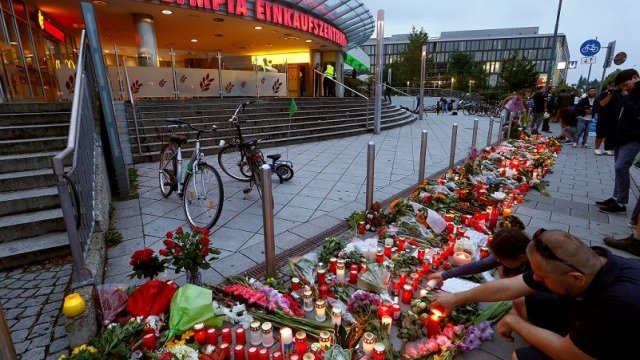 <p>
	Мястото на стрелбата пред търговския център Olympia&nbsp;в Мюнхен.&nbsp;<em>Снимка: Ройтерс</em></p>
