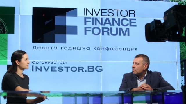 <p>
	Част от първата дискусия. Водещата Вероника Денизова и главният изпълнителен директор на Сирма Цветан Алексиев. <em>Снимка: Димитър Кьосемарлиев, Investor Media Group</em></p>
