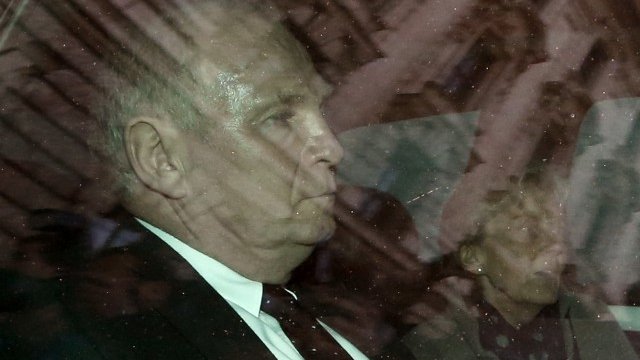 <p>
	Хьонес напуска съда заедно със съпругата си след изслушването на присъдата. <em>Снимка: Ройтерс</em></p>
