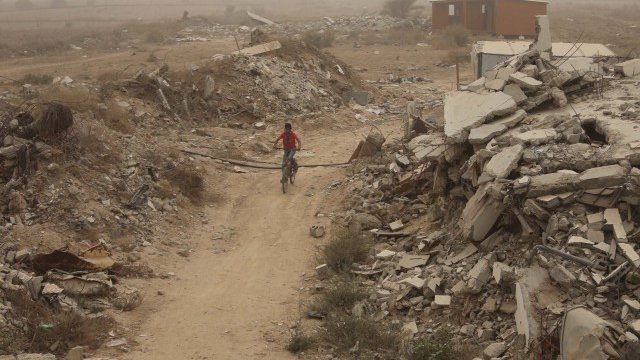 <p>
	Останки след бомбардировки по ивицата Газа <em>Снимка: Ройтерс</em></p>
