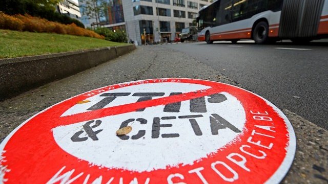 <p>
	Протест срещу CETA в Брюксел. Снимка: <em>архив Ройтерс</em></p>
