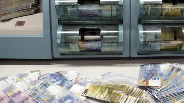 <p>
	Букурещ настоява законът да се прилага за кредитополучатели&nbsp;със заеми на стойност до 150 хил. евро и степен на задлъжнялост над 50 на сто от нетните доходи. &nbsp;<em>Снимка: архив, Ройтерс</em></p>
