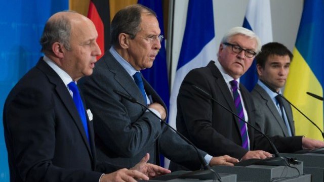 <p>
	От ляво надясно: външният министър на Франция Лоран Фабиюс, външният министър на Русия Сергей Лавров, външният министър на Германия Валтер Щайнмайер и външният министър на Украйна Павло Климкин. <em>Снимка: Ройтерс</em></p>
