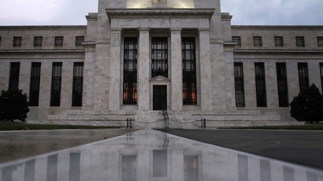 <p style="text-align: justify;">
	Фед може да наложи минимални такси по сделките, сключвани под програмата за обратни репо операции - подобно на задължителните резерви, поддържани от банките. <em>Снимка: Ройтерс</em></p>
