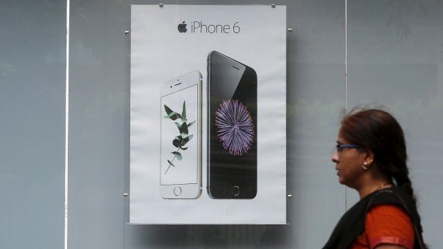 <p>
	Реклама на продукти на Apple в Мумбай, Индия. <em>Снимка: Ройтерс</em></p>
