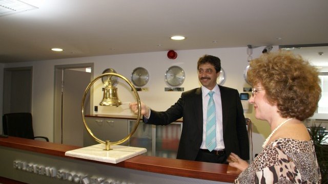 <p style="text-align: justify;">
	Бившият председател на Надзорния съвет на КТБ Цветан Василев дава старт на първичното публично предлагане на банката, което остава третото най-голямо в историята на БФБ. <em>Снимка: КТБ</em></p>
