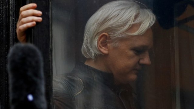 <p>
	Основателят на WikiLeaks Джулиан Асанж. <em>Снимка: Ройтерс</em></p>

