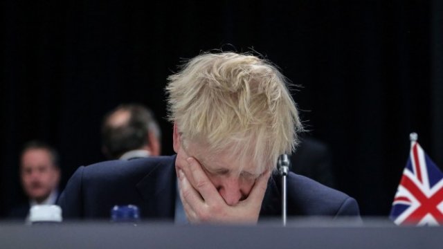 <p>
	Задава ли се краят на политическата кариера на Джонсън? <em>Снимка:&nbsp;Valeria Mongelli/Bloomberg</em></p>
