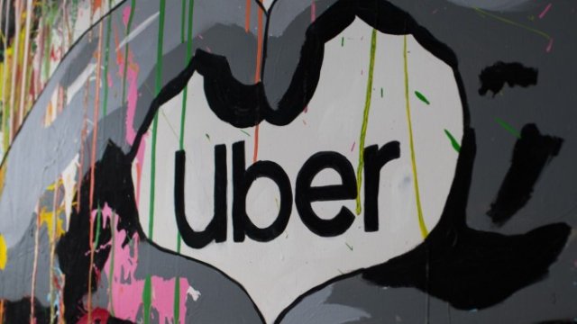 <p>
	Логото на Uber Technologies до офиса на компанията в Париж. <em>Снимка: &nbsp;Nathan Laine/Bloomberg</em></p>
