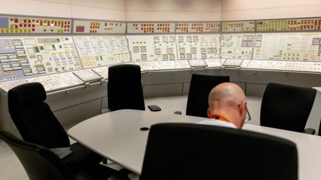 <p>
	Служител в ядрена централа във Франция. <em>Снимка: Benjamin Girette/Bloomberg</em></p>
