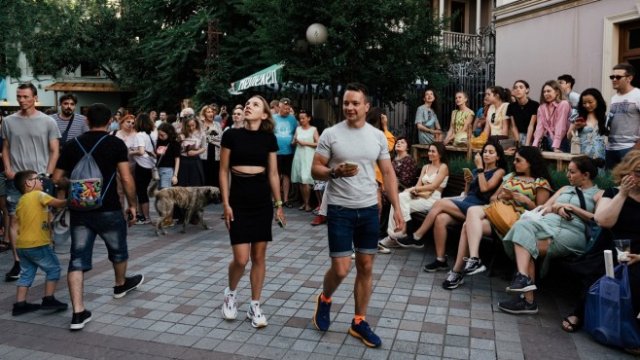 <p>
	Туристи в Тбилиси. <em>Снимка: Bloomberg</em></p>
