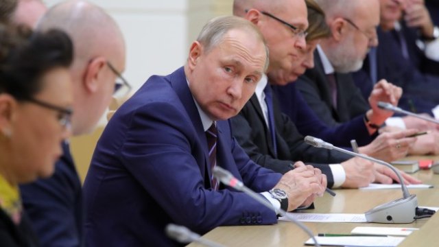 <p>
	Путин е строг към подчинените си. <em>Снимка: ЕРА</em></p>
