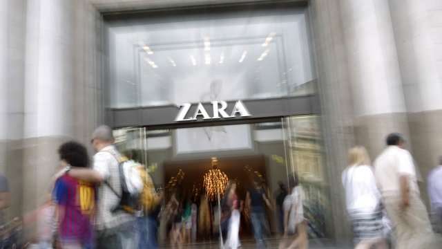 <p>
	Магазин на Zara в Барселона. <em>Снимка: Ройтерс</em></p>
