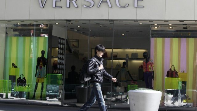 <p>
	Versace вече ще продава дрехите и аксесоарите си и в мрежата. <em>Снимка: Ройтерс</em></p>
