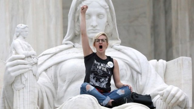 <p>
	Избирането на Брет Кавано за съдия във Върховния съд на САЩ бе съпроводено от протести. Вашингтон, 6 октомври 2018 г. <em>Снимка: Ройтерс</em></p>
