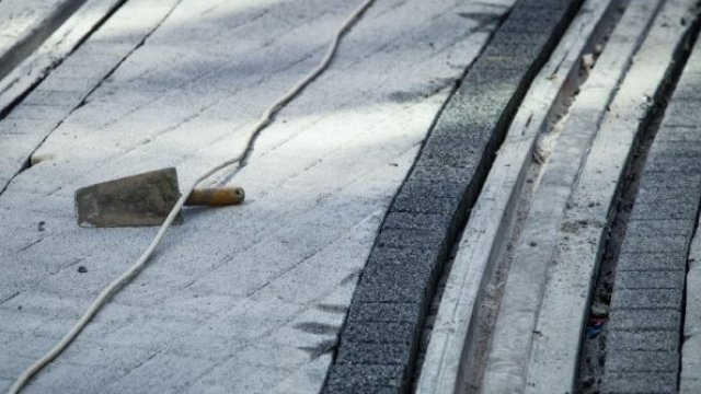 <p>
	Ремонтът след подмяната на криво поставените плочки в петък, 5 октомври 2018 г. <em>Снимка: Димитър Кьосемарлиев,&nbsp;Investor Media Group</em></p>
<p>
	&nbsp;</p>
