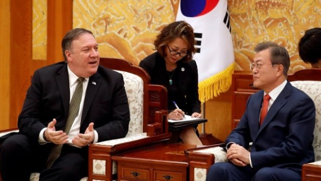 <p>
	Американският държавен секретар Майк Помпейо на среща в Сеул с южнокорейския държавен глава Мун Дже-ин, 7 октомври 2018 г. Снимка: Ройтерс</p>
