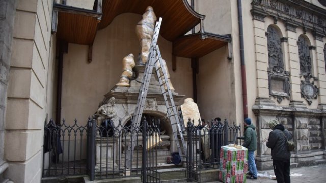 <p>
	Опаковани скулптури в Латинската катедрала в Лвов. <em>Снимка: Pavlo Palamarchuk/SOPA Images/LightRocket via Getty Images</em></p>
