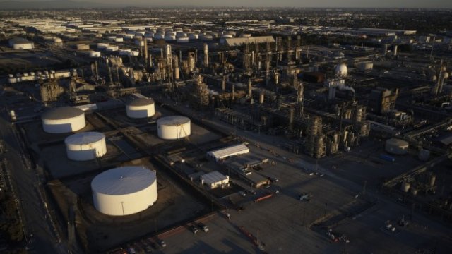 <p>
	Добрите новини за сегашната ситуация са, че икономиката е много по-устойчива на петролни шокове. От една страна, защото производството на САЩ е подсилено от шистите, от друга, защото икономиката е по-енергийноефективна.<em> Снимка: Bing Guan/Bloomberg </em></p>
