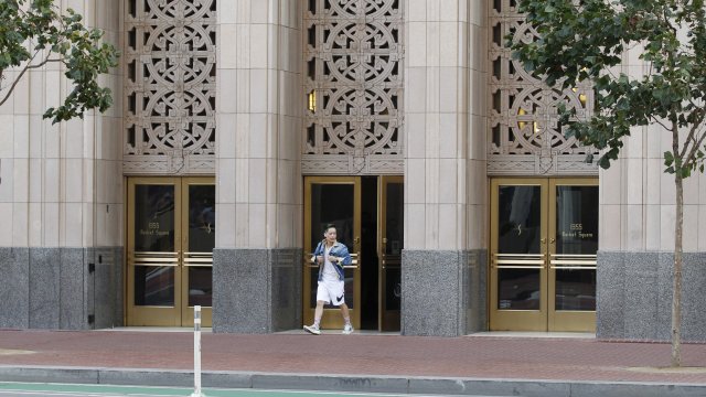 Централният вход на централата на Twitter. Снимка:  EPA/GEORGE NIKITIN