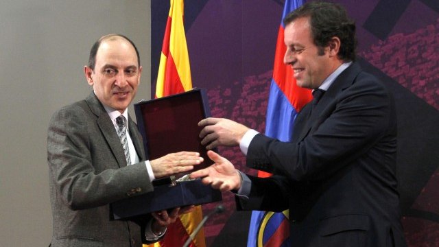 <p>
	Главният изпълнителен директор на Qatar Airways Акбарал ал Бейкр получава подарък от Сандро Росел <em>(вдясно)</em> по време на церемонията. <em>Снимка: Ройтерс</em></p>
