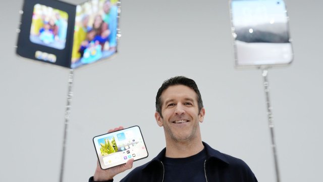Джон Тернъс представя iPhone Duo. Снимка: Bloomberg