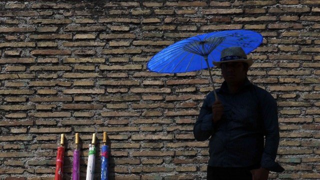 <p>
	Уличен търговец на чадъри, Снимка: Ройтерс</p>
