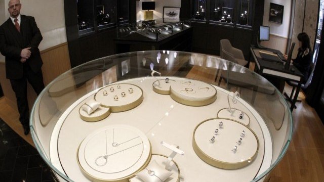 <p>
	Ако търсенето на луксозни стоки в Азия се забавя, компаниите от луксозния сегмент ги очаква болезнено приземяване. <em>Снимка: Ройтерс</em></p>
