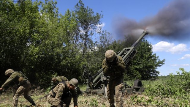 <p>
	Украински военни в района на Донецк. <em>Снимка: EPA/STR</em></p>
