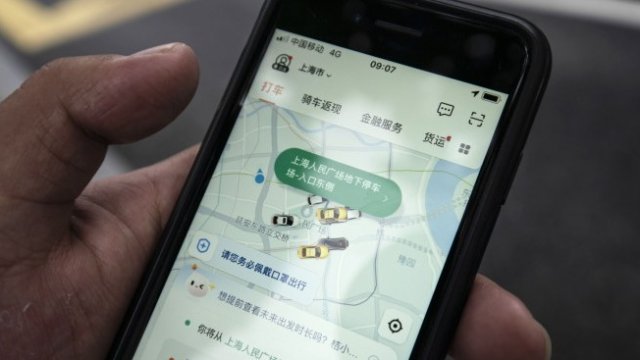 <p>
	Приложението на китайската компания, показано в Шанхай.&nbsp;<em>Снимка: Qilai Shen/Bloomberg</em></p>
