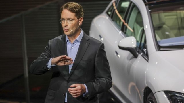 <p>
	Ръководителят на Mercedes Ола Калениус. <em>Снимка:&nbsp;Alex Kraus/Bloomberg</em></p>
