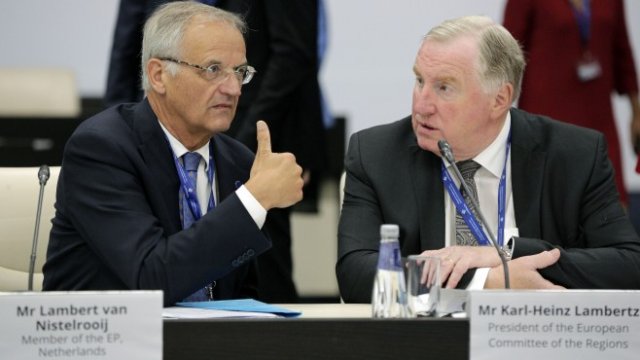 <p>
	Ламберт ван Нистелрой, член на Комисията по регионално развитие в Европейския парламент (вляво), и Карл-Хайнц Ламберц, президент на Комитета на регионите в Брюксел, по време на форума. <em>Снимка: БТА</em></p>
