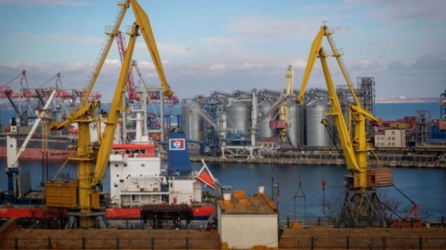 <p>
	Силози и кранове в района на пристанището в Одеса. <em>Снимка: Christopher Occhicone/Bloomberg</em></p>
