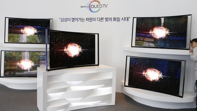 <p>
	Samsung вече представи първите си телевизори с огънат дисплей. <em>Снимка: Ройтерс</em></p>
