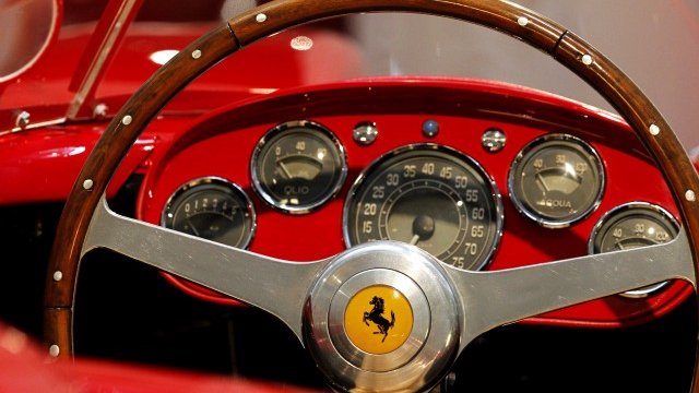 <p>
	Най-скъпите модели се продават не чрез аукционни къщи, а с частни продажби. <em>Снимка: Ройтерс</em></p>
