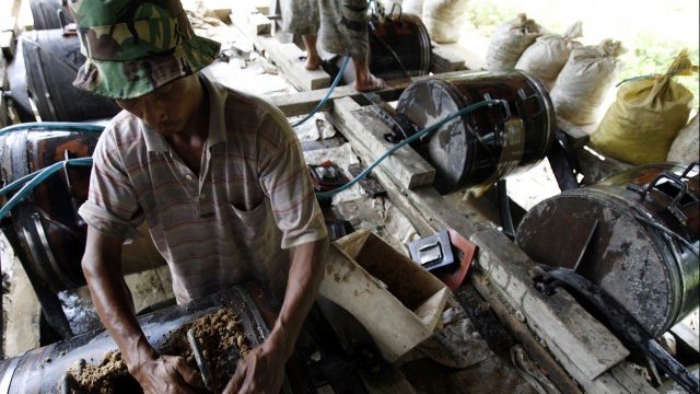 <p>
	Служител на&nbsp;<span style="font-size: 12px;">Newmont Mining по време на работа. <em>Снимка: Ройтерс</em></span></p>
