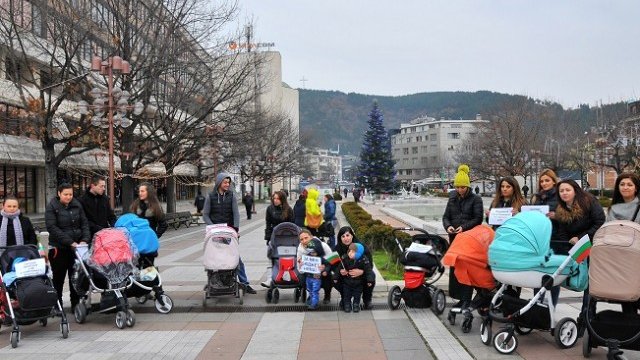 <p>
	<em>Майки на протест в Благоевград. Снимка: БТА</em></p>
