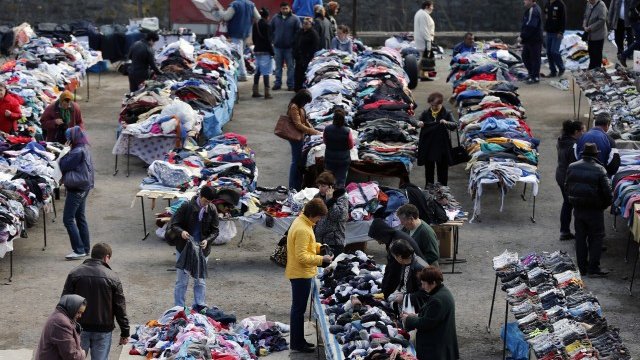 <p style="text-align: justify;">
	Пазар в Абруд, Румъния. <em>Снимка: архив, Ройтерс</em></p>
