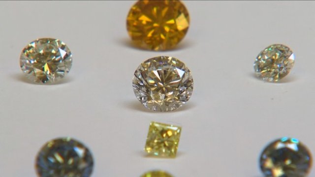 <p>
	Оцветени изкуствено отгледани диаманти на De Beers. <em>Снимка: Ройтерс</em></p>
