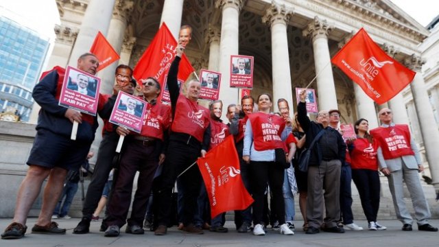 <p>
	Стачка пред сградата на Английската централна банка през август 2017 г. <em>Снимка: Архив Ройтерс</em></p>
