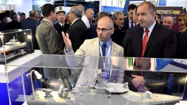 <p>
	Президентът Румен Радев откри в Пловдив тринадесетото издание на Международната изложба за отбранителна техника &quot;Хемус-2018&quot;. Тук се представят 69 фирми и компании от 17 страни. <em>Снимка: БТА</em></p>
