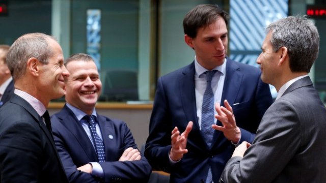 <p>
	Вопке Хьокстра (вторият отдясно наляво) с финансовите министри на Естония, Финландия и Австрия <em>Снимка: Ройтерс</em></p>
